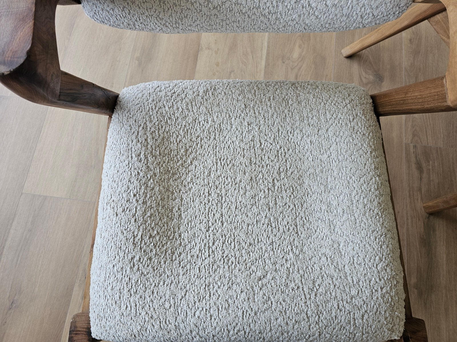 Eetkamer stoel - Walnoot frame en teddystof zitting, Huis en Inrichting, Stoelen, Ophalen, Home Friesland, Zo goed als nieuw, Info@homefriesland.nl