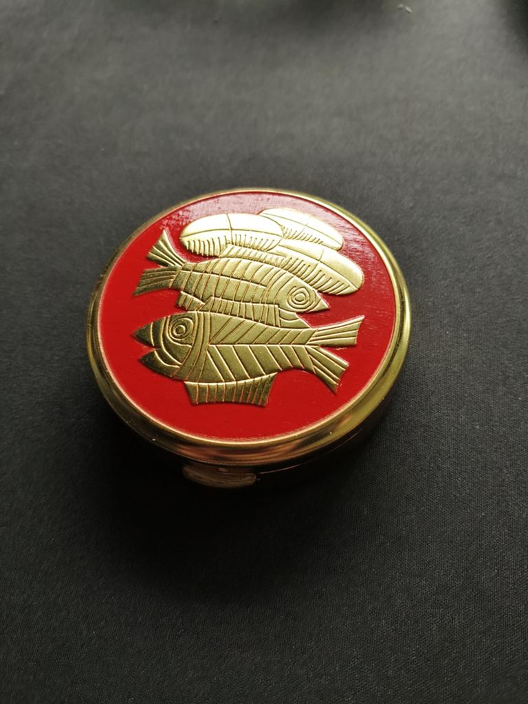 Pyxis met Broden en Vissen - Rood Geëmailleerd Deksel, Ophalen of Verzenden
