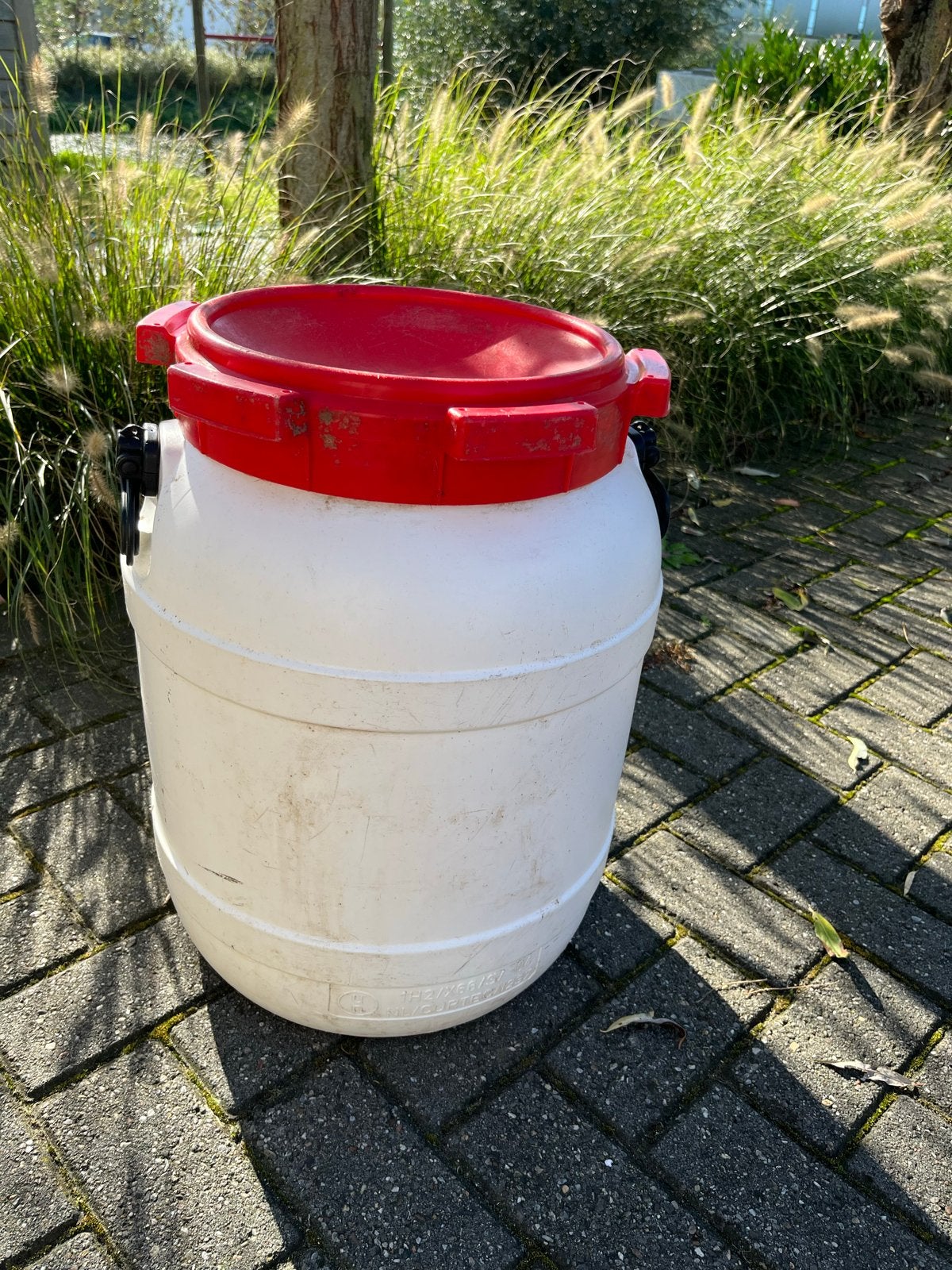Witte Curtec kunststof voerton met rood deksel, Ophalen of Verzenden, Gebruikt