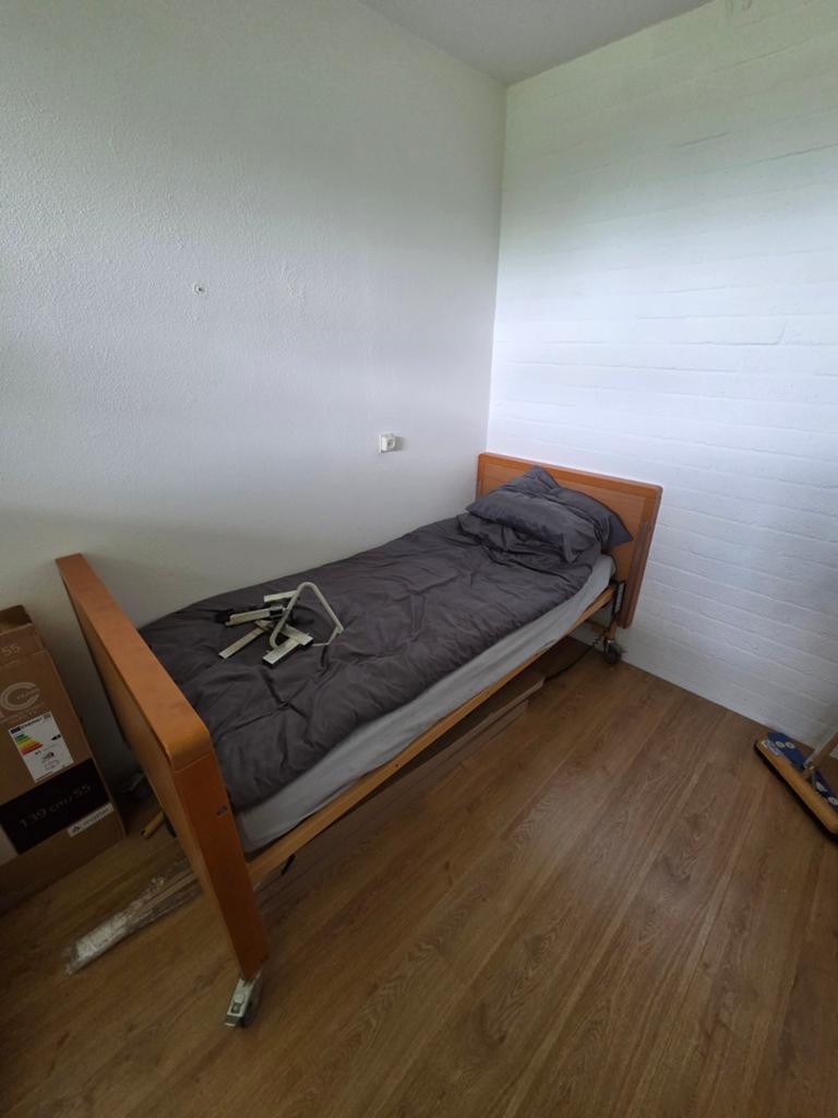 Hoog-laag bed - Verstelbaar eenpersoonsbed, Huis en Inrichting, Ophalen, 90 cm, Eenpersoons, Bruin