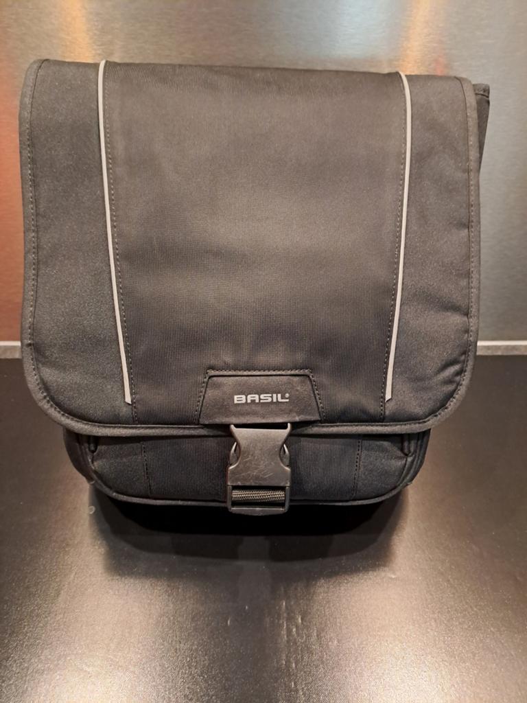 Basil fietstas 18 liter met regenhoes, Fietsen en Brommers, Fietsaccessoires | Fietstassen, Ophalen of Verzenden, Gebruikt, Basil