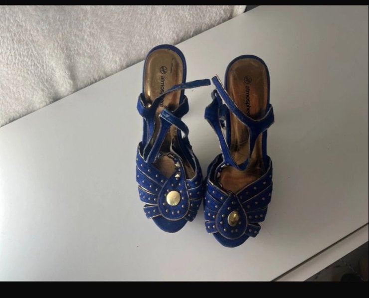 Prachtige blauwe pumps met gouden details, Ophalen of Verzenden, Zo goed als nieuw, Blauw, Pumps