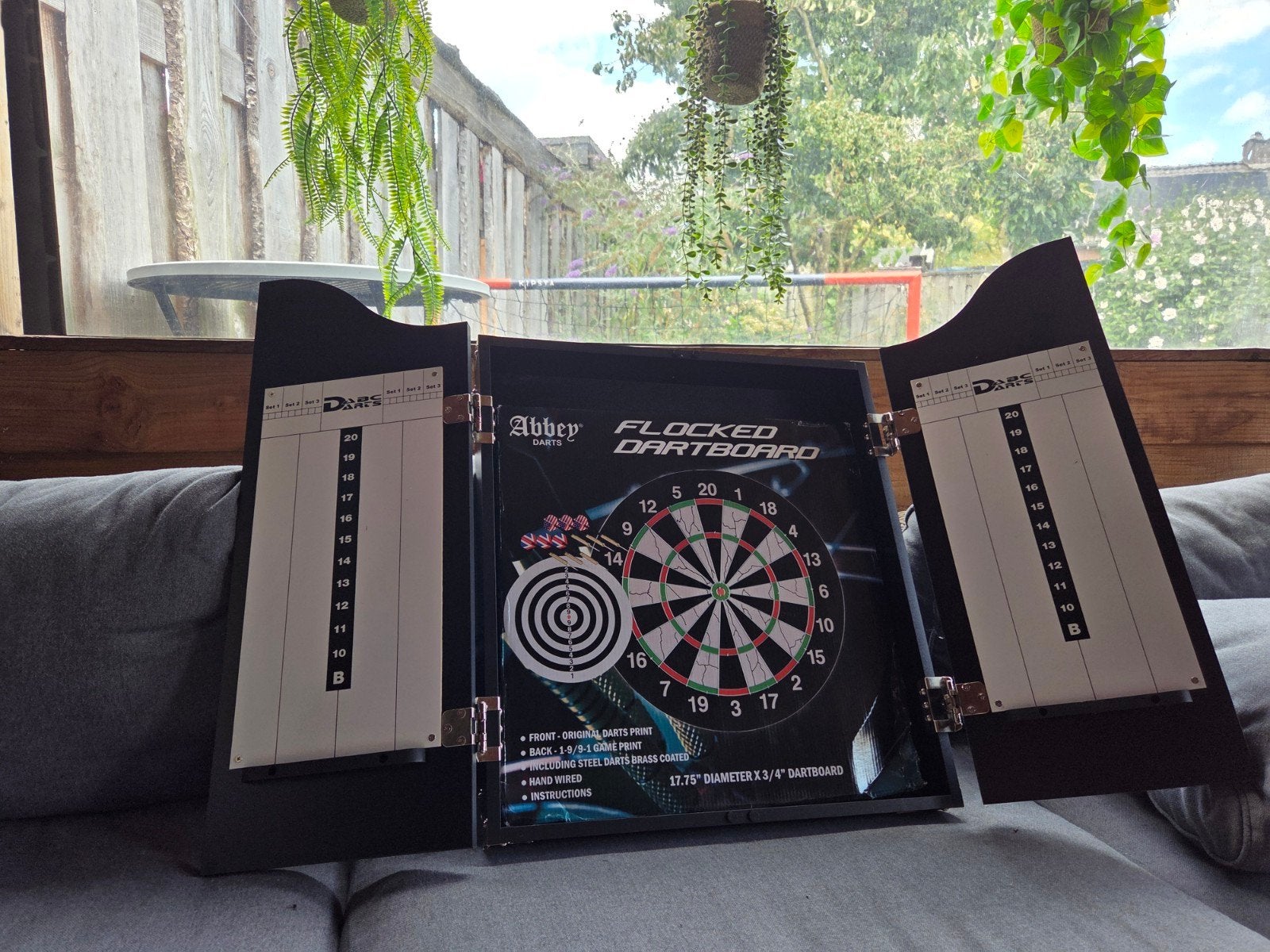 Abbey Darts Flocked Dartbord met kast en pijlen, Ophalen of Verzenden, Nieuw, Dartbord met pijlen