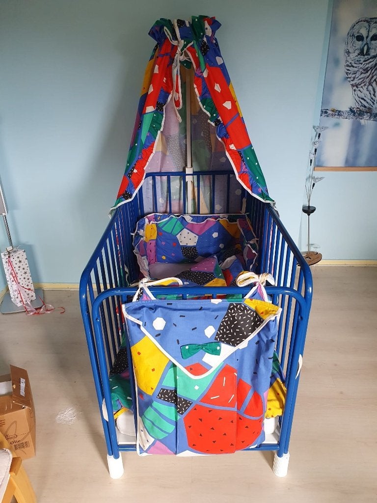 Kleurrijk baby ledikantje, Ophalen, Zo goed als nieuw, Ledikant