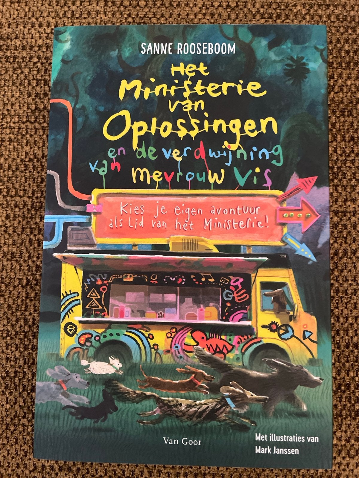 Ministerie van Oplossingen en de verdwijning van mevrouw Vis, Boeken, Sanne Rooseboom, Ophalen of Verzenden, Zo goed als nieuw