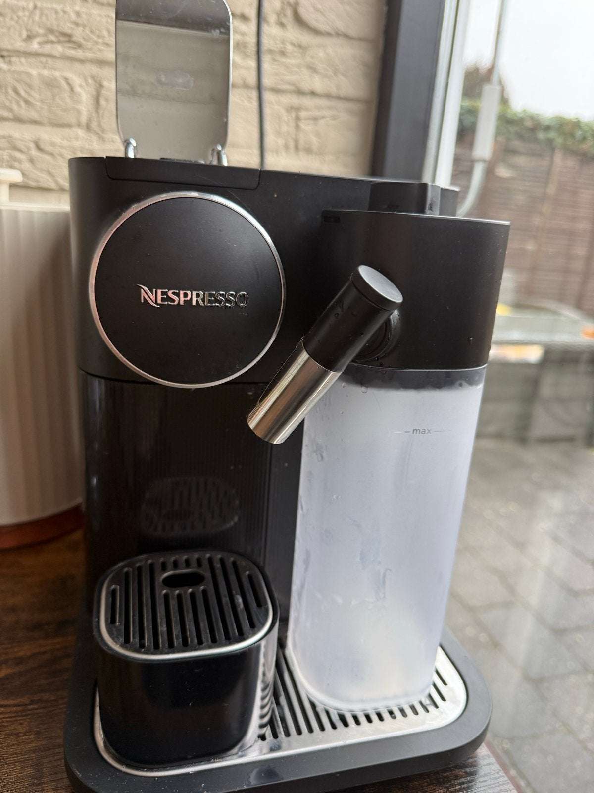 Nespresso De'Longhi koffiemachine in zeer goede staat, Ophalen, Koffiemachine, Zo goed als nieuw, Koffiepads en cups