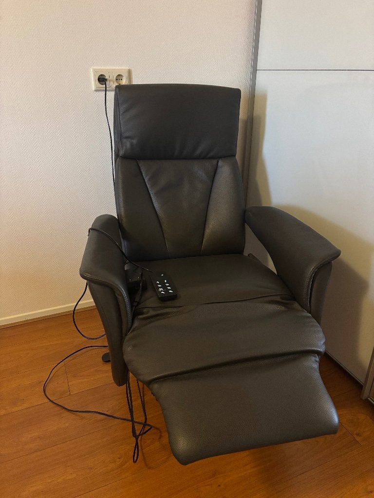 Elektrische leren fauteuil | Ophalen Zwolle, Ophalen, Zo goed als nieuw, 50 tot 75 cm, Leer
