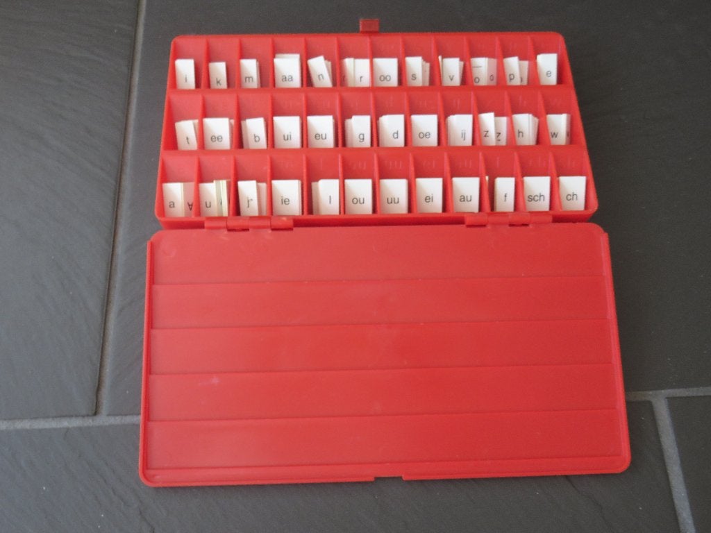 Rode Letterdoos met kunststof letters, vintage., Kinderen en Baby's, Speelgoed | Educatief en Creatief, Ophalen of Verzenden, Gebruikt
