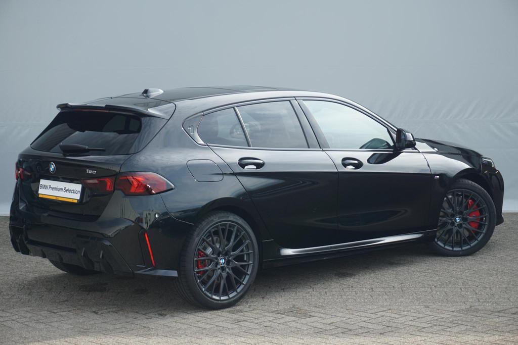 BMW 1 Serie 5-deurs 120 M Sportpakket Pro 19'' / Harman Kard, Auto's, Stof, Euro 6, Met garantie (alle), Zwart