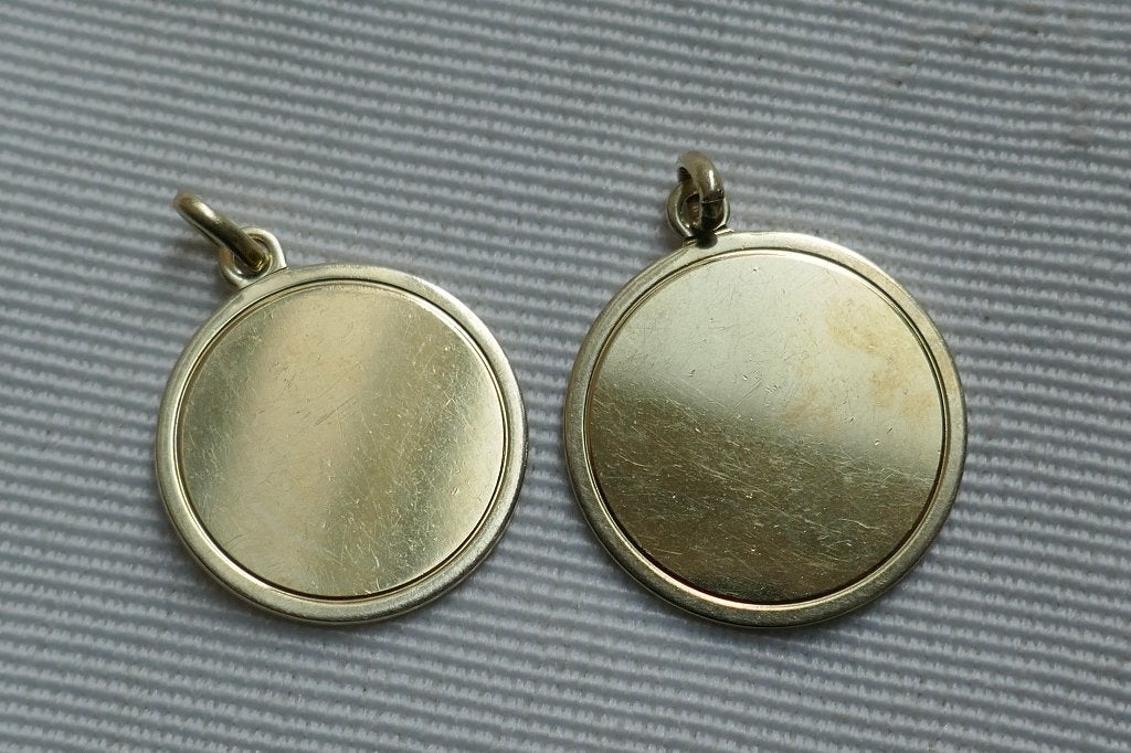 Twee goud vergulde graveer plaatjes /  hangers, Sieraden, Tassen en Uiterlijk, Verzenden, Nieuw, Goud, Overige materialen