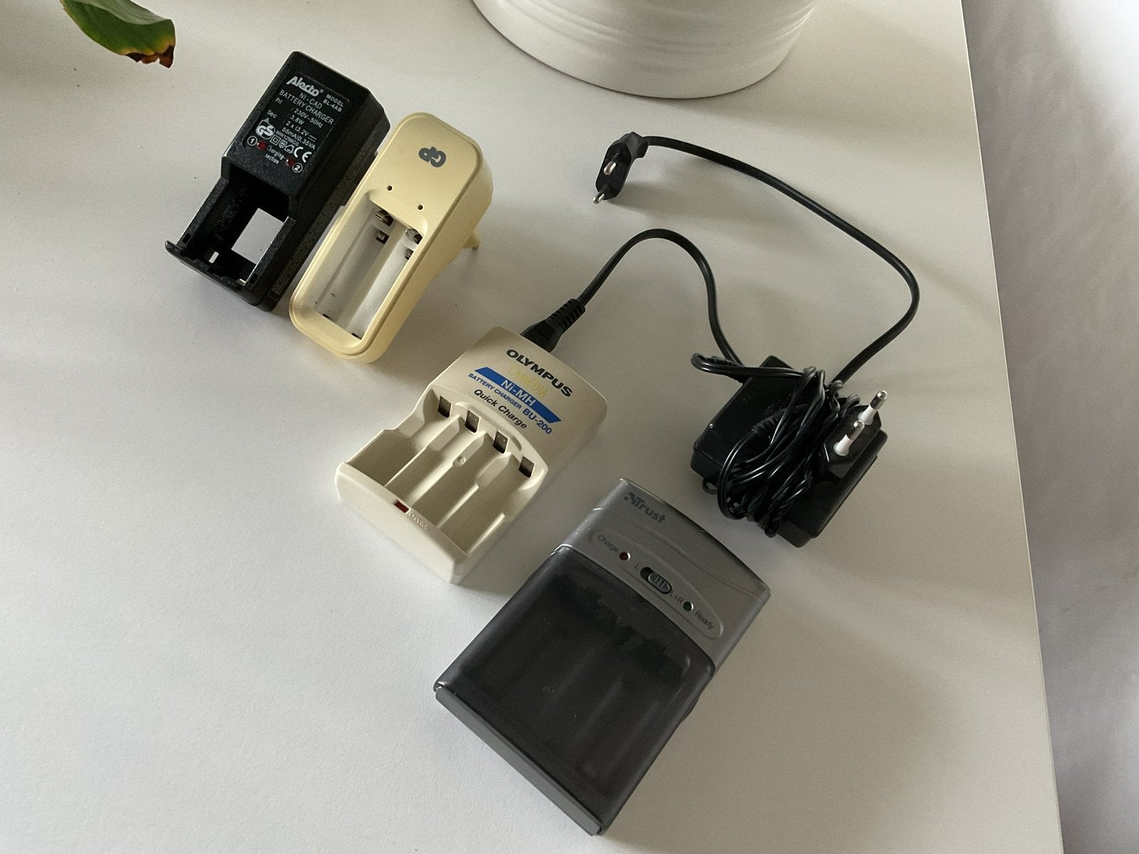4x batterij lader (Trust, Olympus, Alecto, GP), Ophalen of Verzenden, Zo goed als nieuw