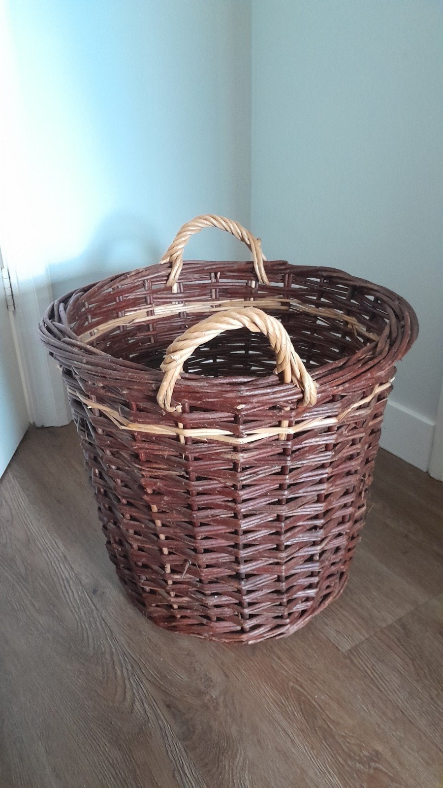 Rieten wilgentenen mand met handvaten, bruin. NIEUW, Ophalen, Nieuw, Rond, Riet