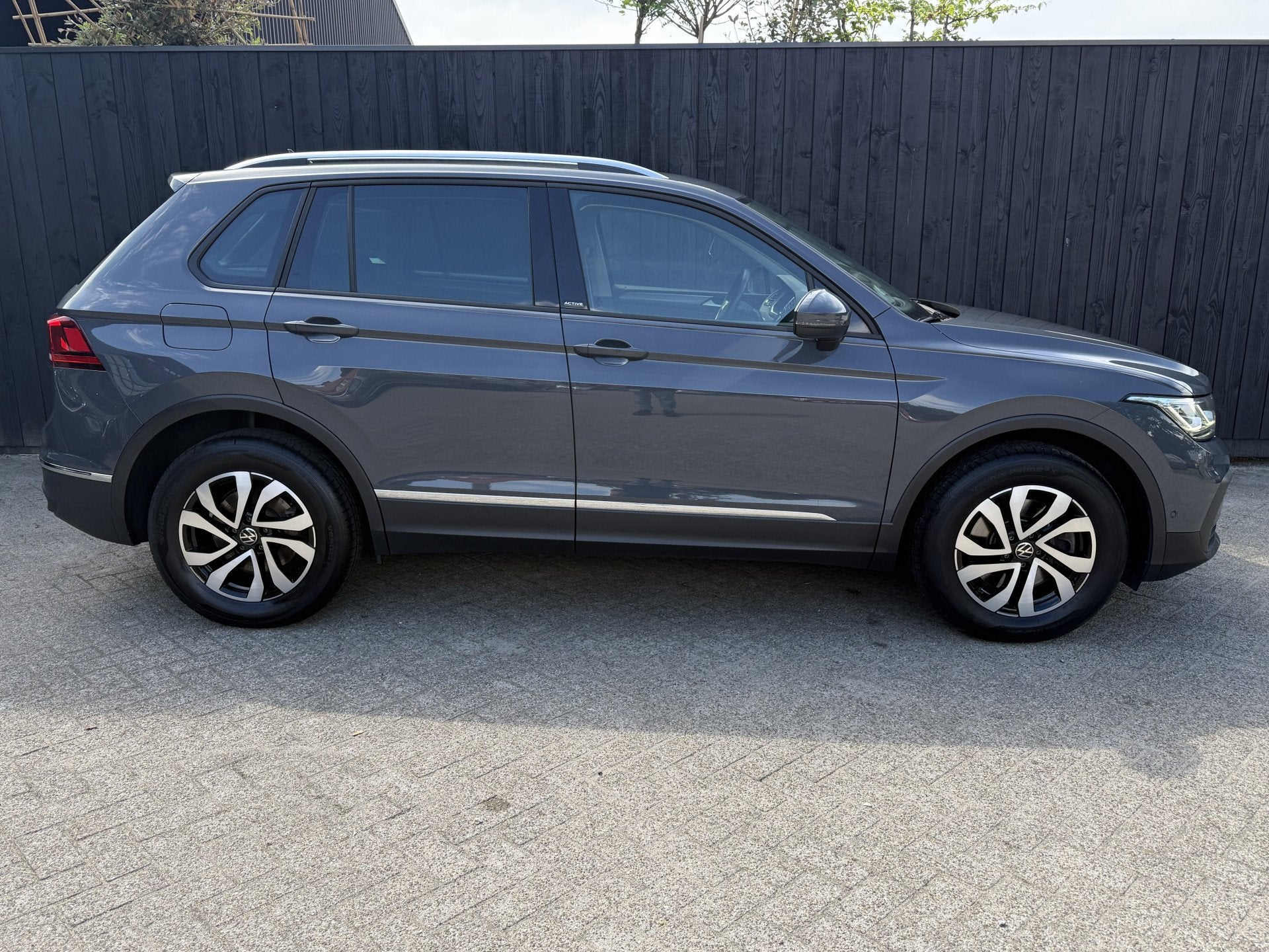 Volkswagen Tiguan 1.4 TSI eHybrid Life (bj 2023, automaat), Auto's, Stof, Zwart, 4 cilinders, Hybride Elektrisch/Benzine