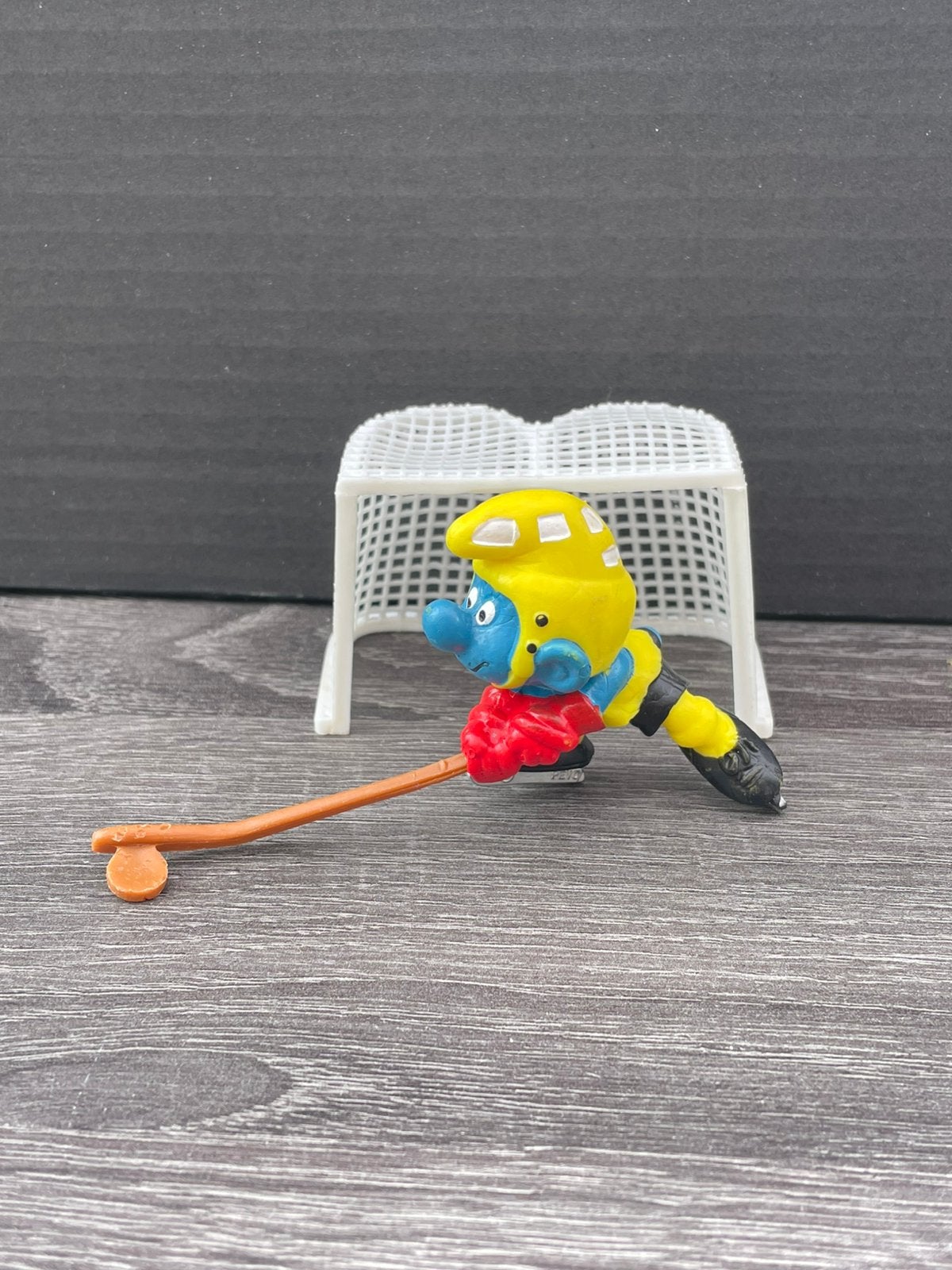 Smurf ijshockey speler figuurtje met doel, Verzamelen, Smurfen, Ophalen of Verzenden, Gebruikt, Overige Smurfen, Poppetje, Figuurtje of Knuffel