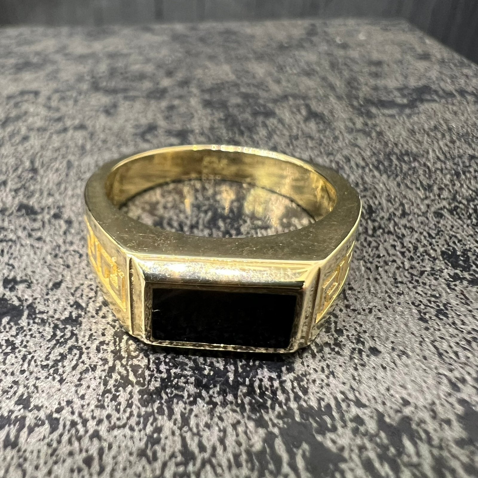 14 karaat gouden ring zegelring, Ophalen of Verzenden, Zo goed als nieuw, Goud, Dame