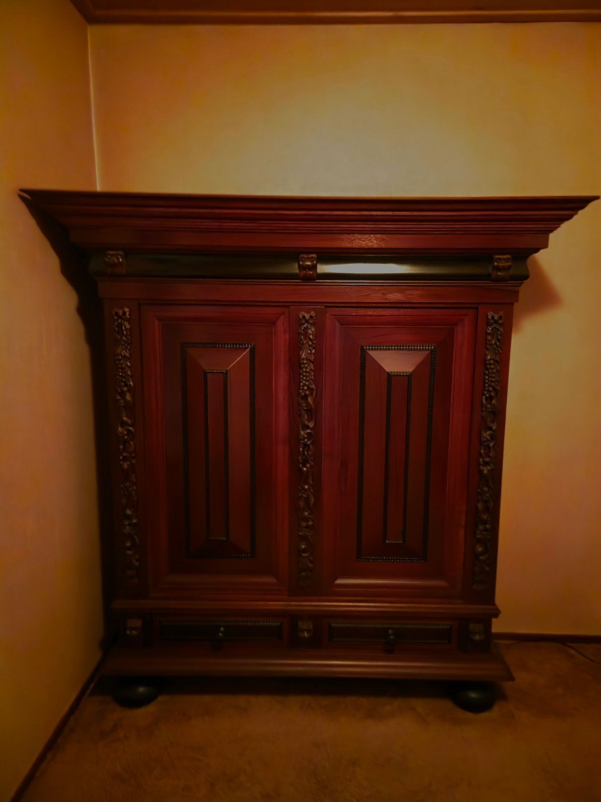 Antieke Houten Kast met Rijkelijk Snijwerk, Antiek en Kunst, Ophalen
