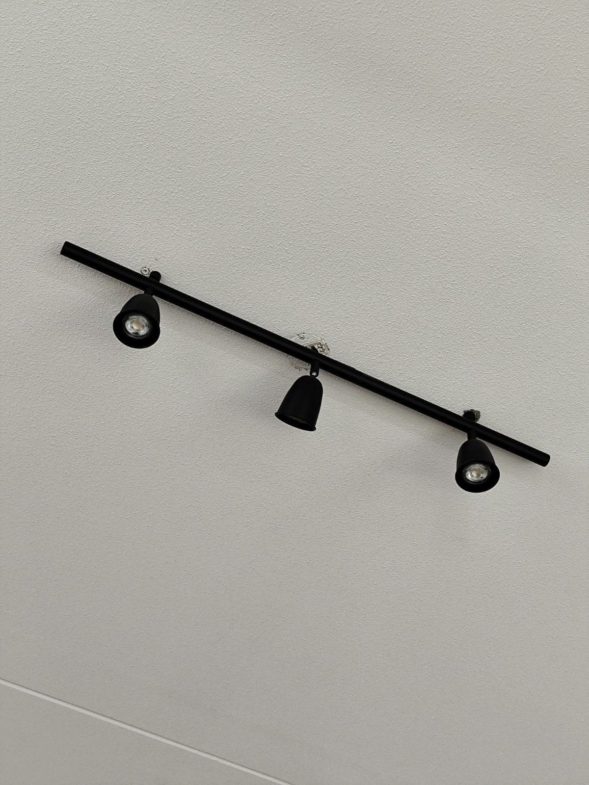 IKEA SKURUP Plafondrail met 3 spots, zwart, Ophalen, Modern, Verstelbaar, Plafondspot