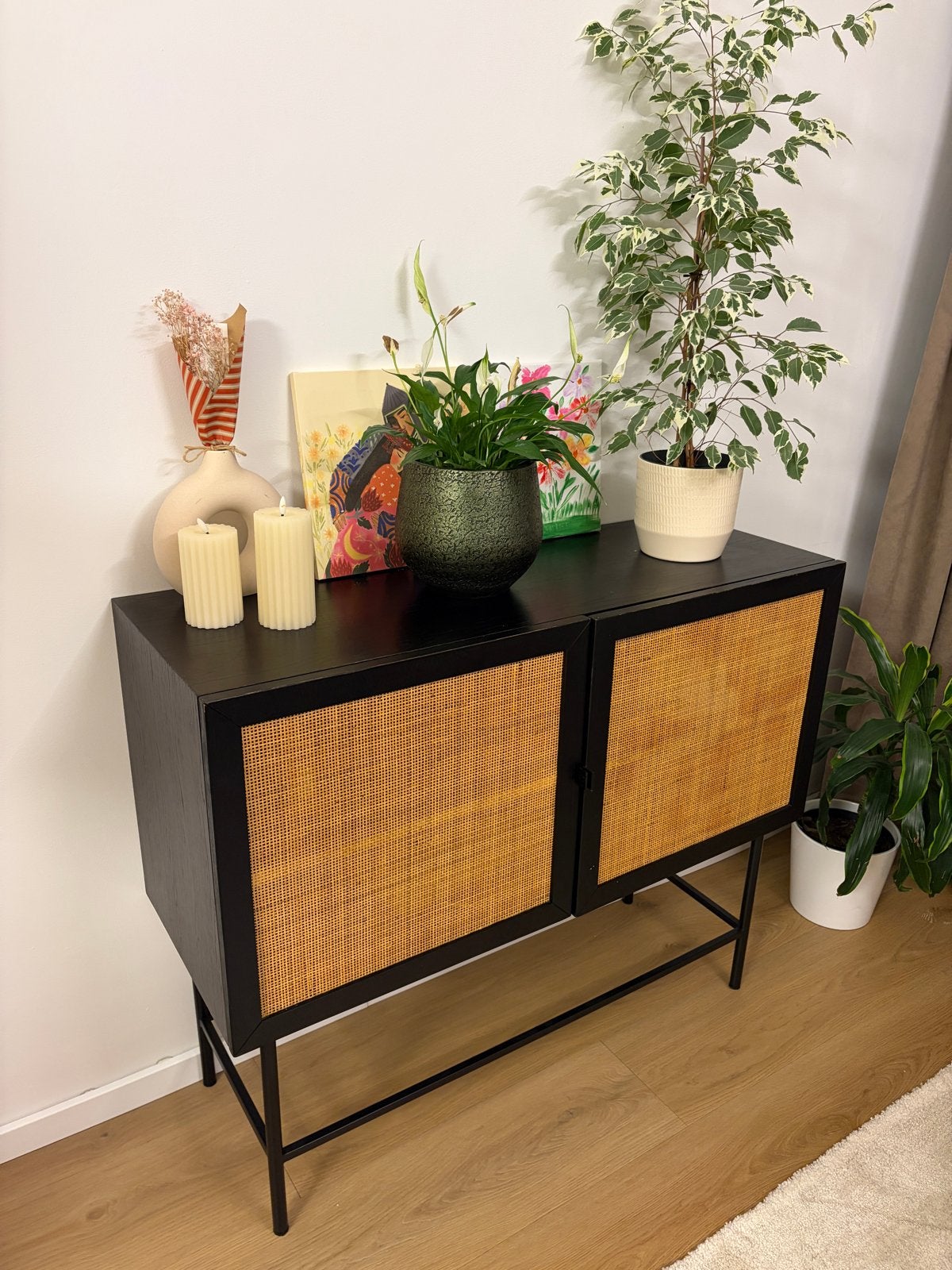 Zwart dressoir met rotan deuren - Comino, Ophalen of Verzenden, Gebruikt
