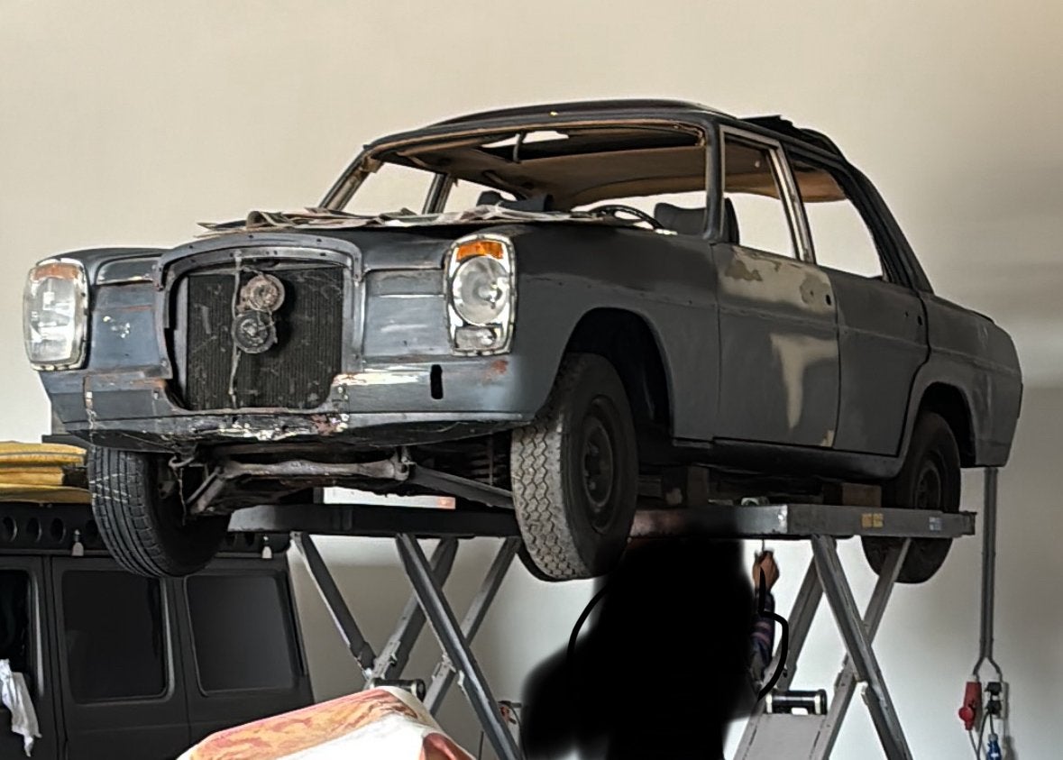 Mercedes 200D w114 oldtimer 1971 geen wegenbelasting, Ophalen, Mercedes-Benz, Motorkap