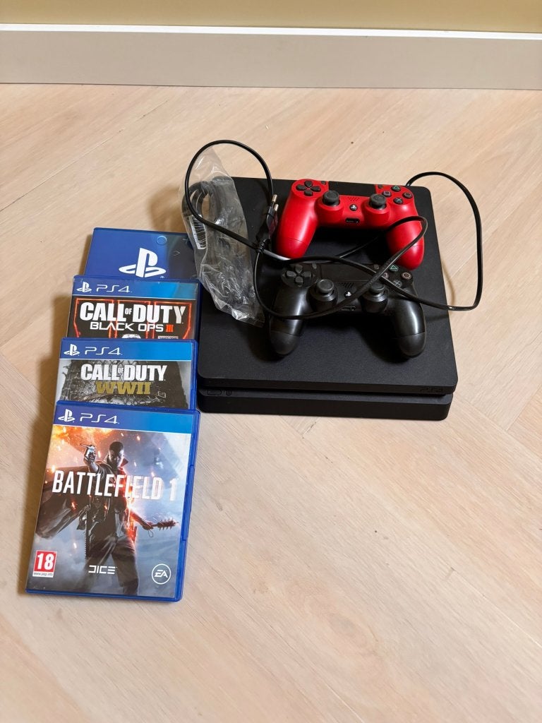 PS4 500GB (CUH-2016a) incl. 2 controllers + 4 games, Ophalen, 500 GB, Met 2 controllers, Zo goed als nieuw