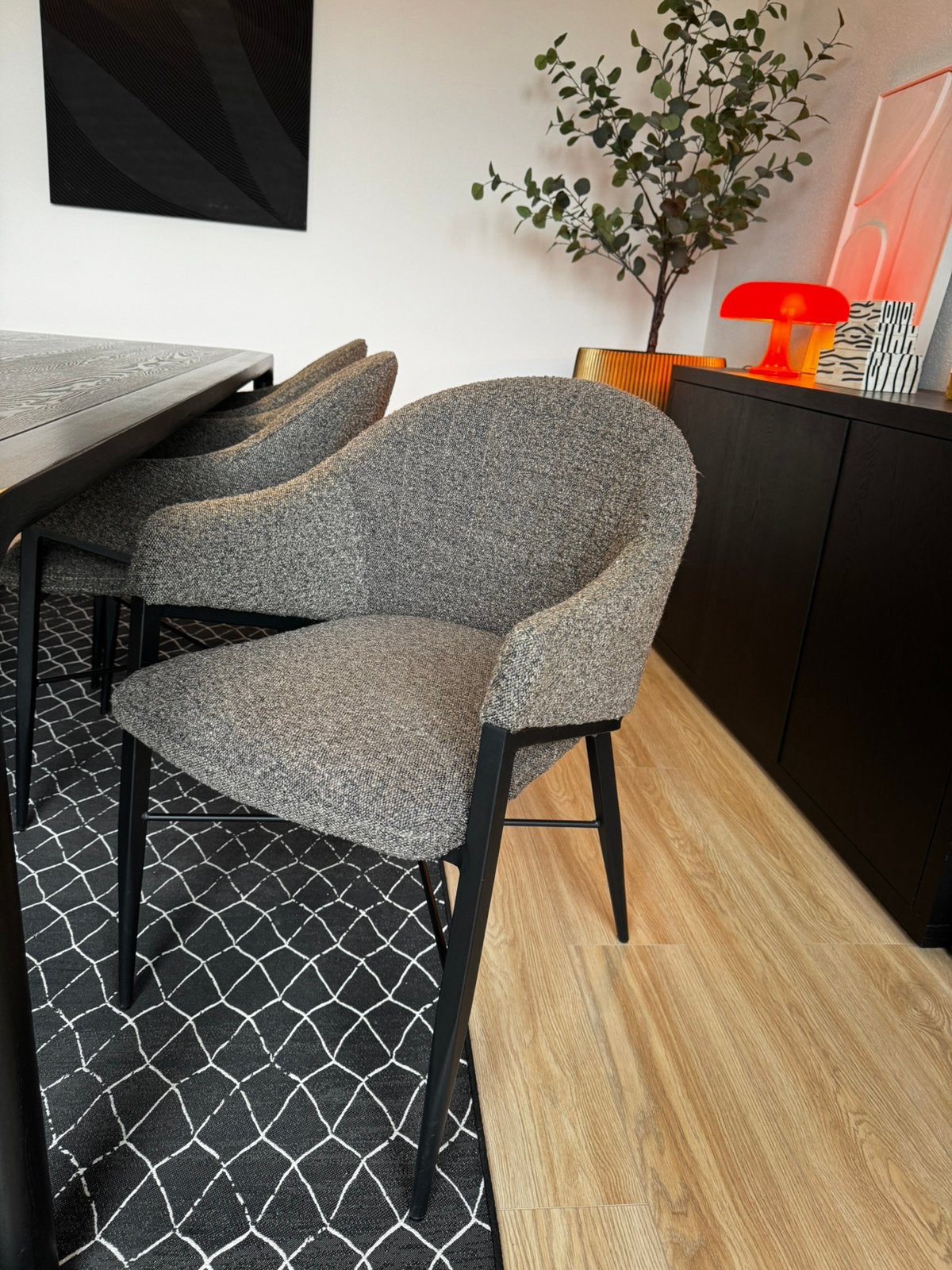 Moderne boucle stoelen, zo goed als nieuw (€100 per stuk), Huis en Inrichting, Stoelen, Ophalen, Zo goed als nieuw, Grijs, Vijf, Zes of meer stoelen