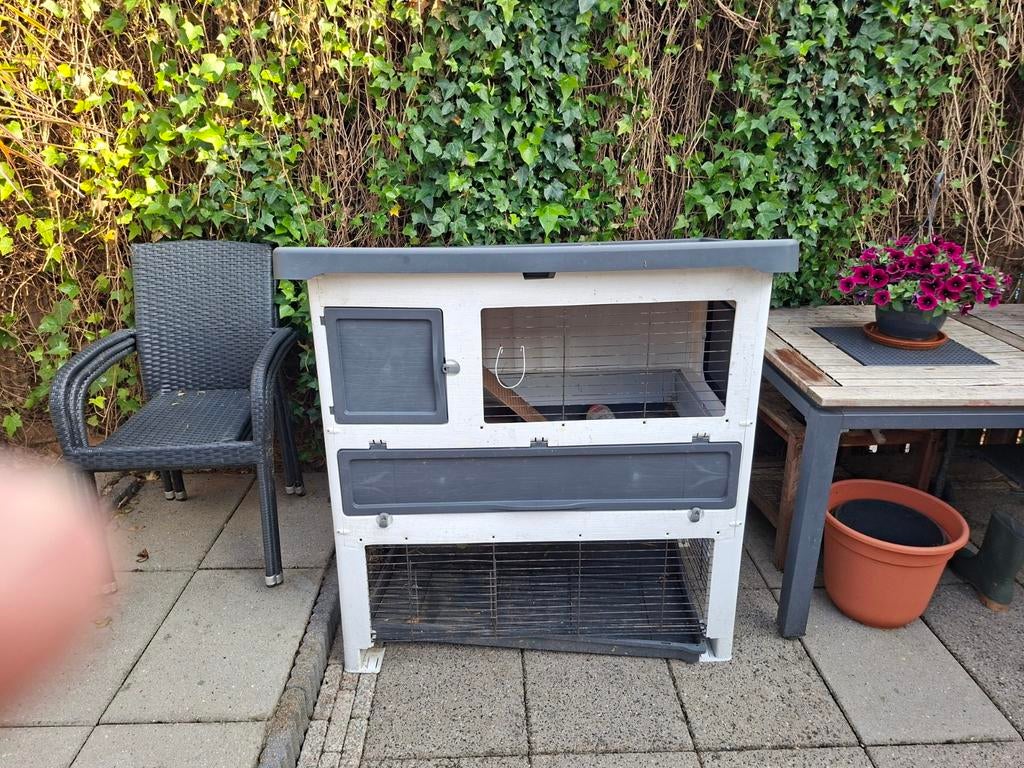 Konijnenhok wit met grijs, Dieren en Toebehoren, Ophalen, Kooi, 110 cm of meer, Zo goed als nieuw