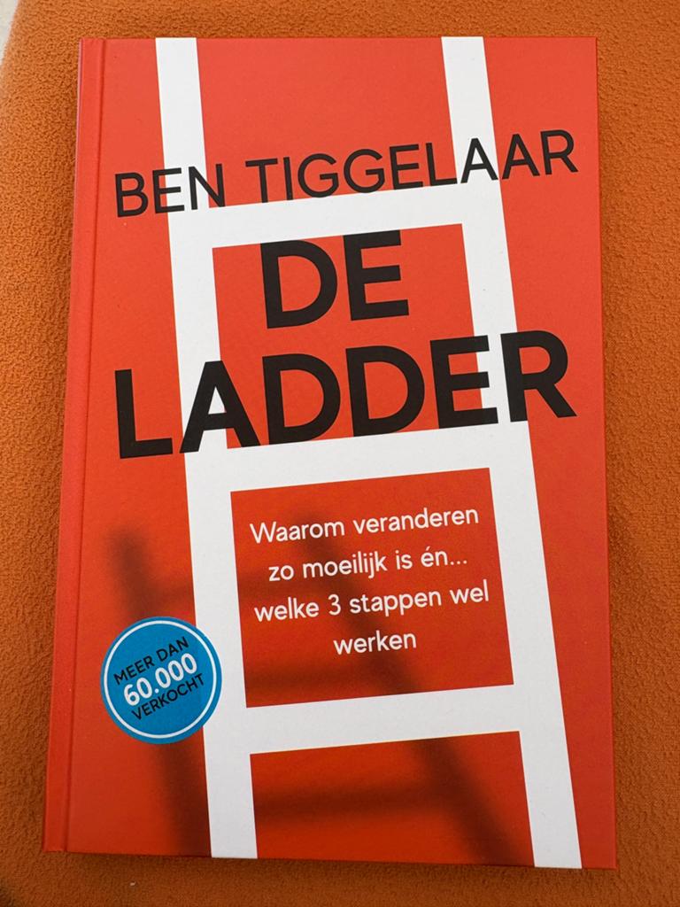 De ladder - Ben Tiggelaar, Ophalen of Verzenden, Zo goed als nieuw