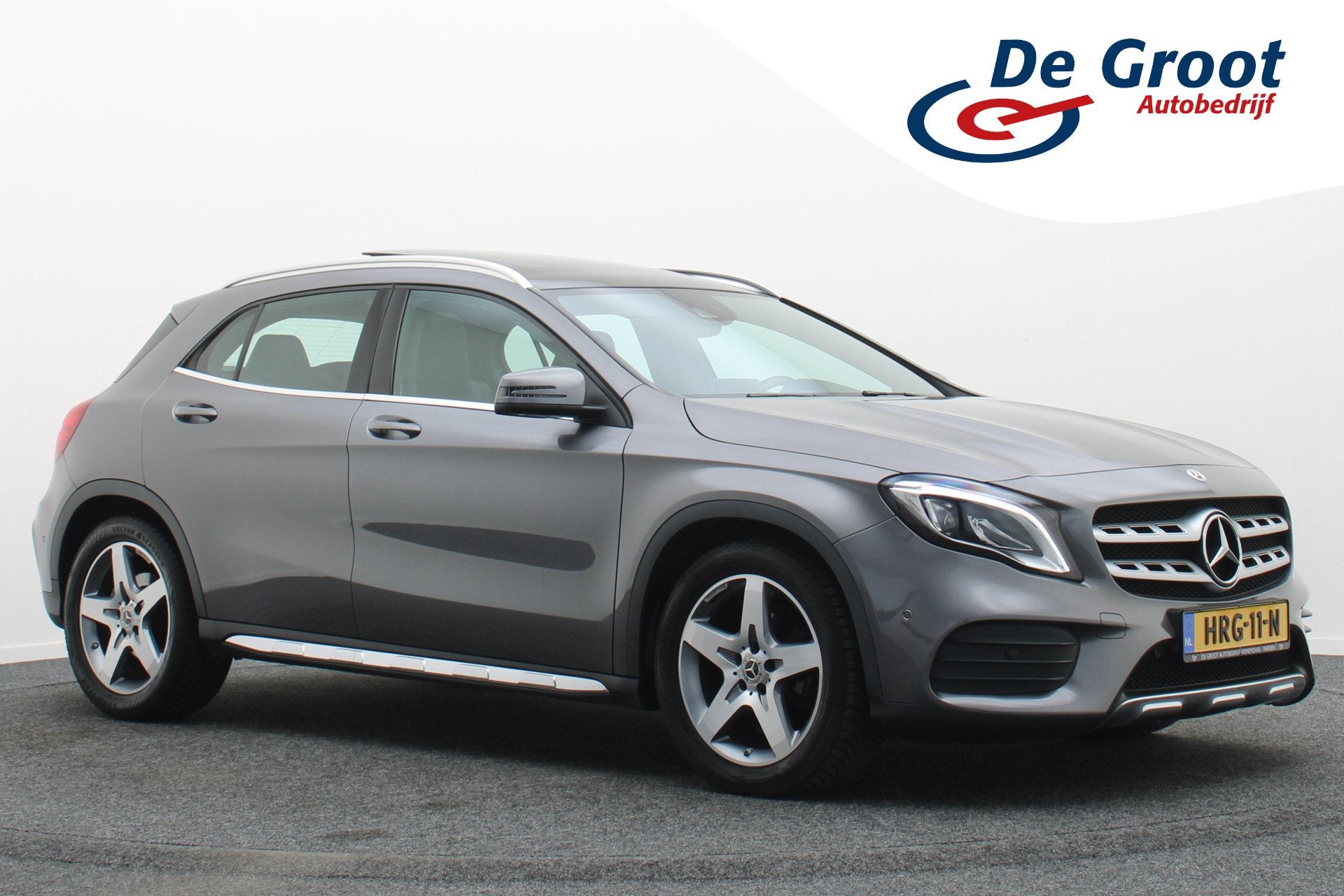 Mercedes-Benz GLA 200 Premium Plus AMG Panoramadak, Navigati, Auto's, Dealer onderhouden, Gebruikt, 715 kg, Leder en Stof