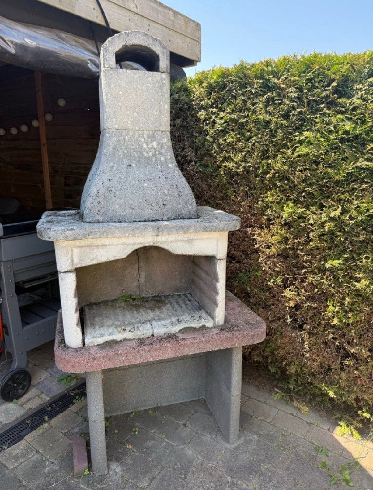 Robuuste stenen barbecue met schoorsteen, Ophalen, Gebruikt