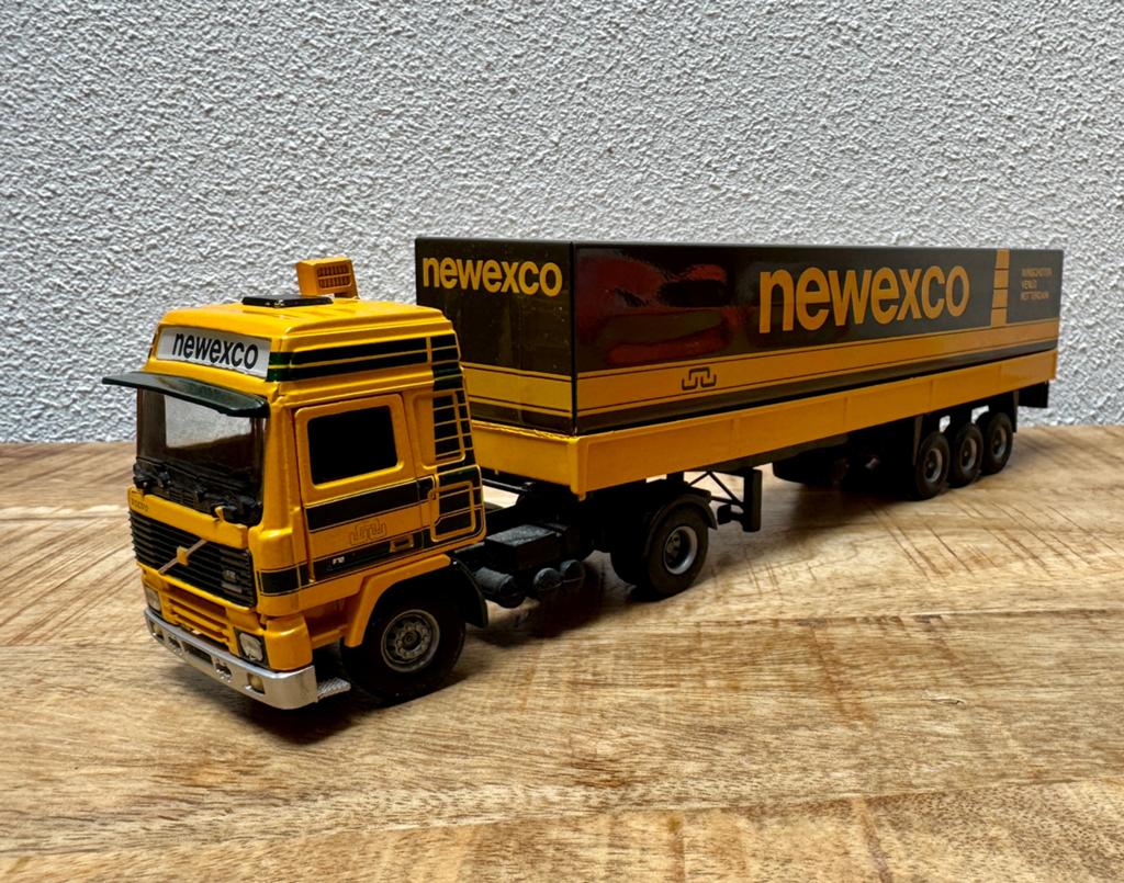 Tekno Volvo F12 Globetrotter met huiftrailer firma Newexco, Hobby en Vrije tijd, Modelauto's | 1:50, Ophalen of Verzenden, Zo goed als nieuw