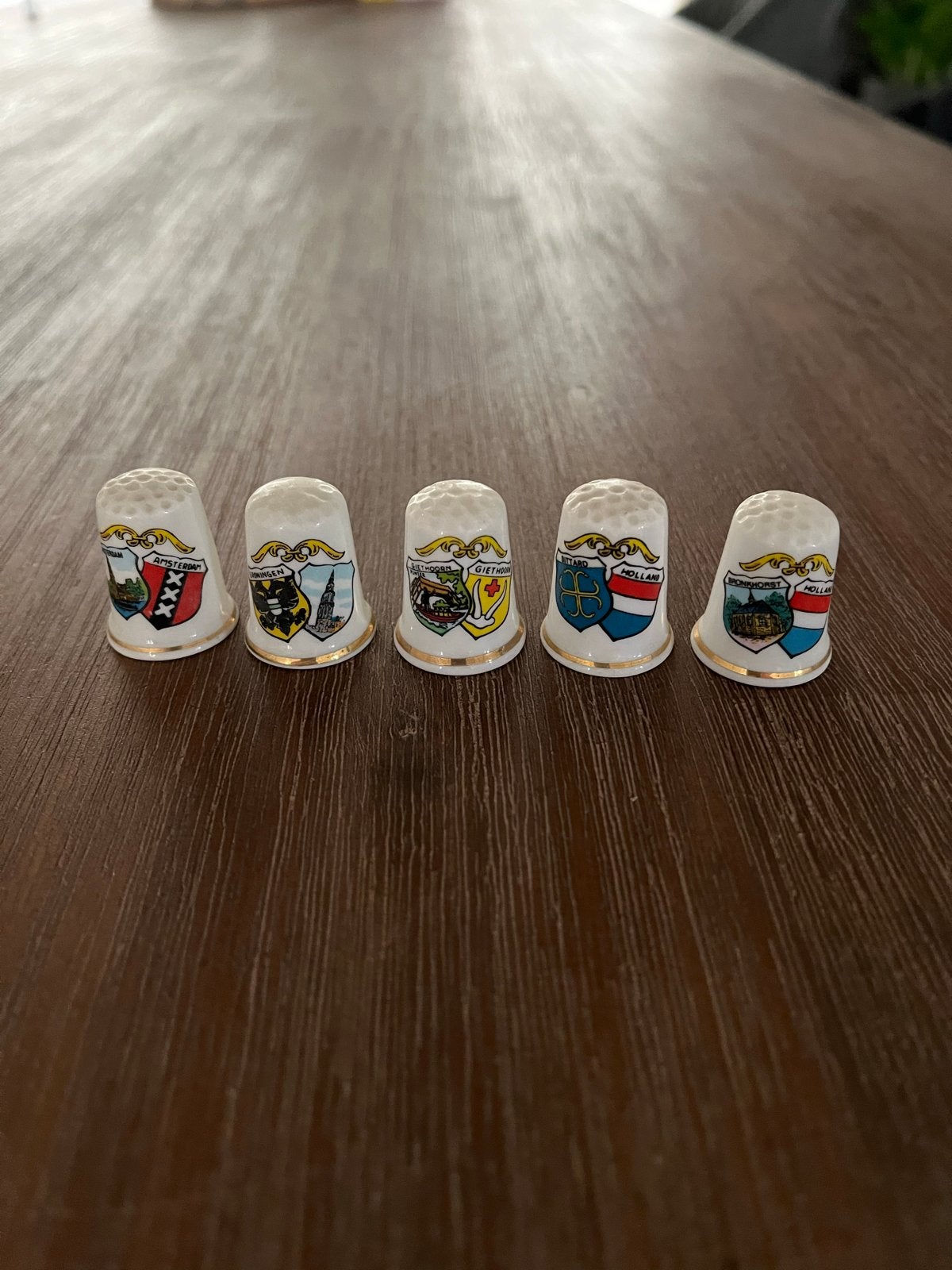 Set van 5 porseleinen vingerhoedjes uit Nederland, Verzamelen, Ophalen, Zo goed als nieuw, Porselein, Nederland