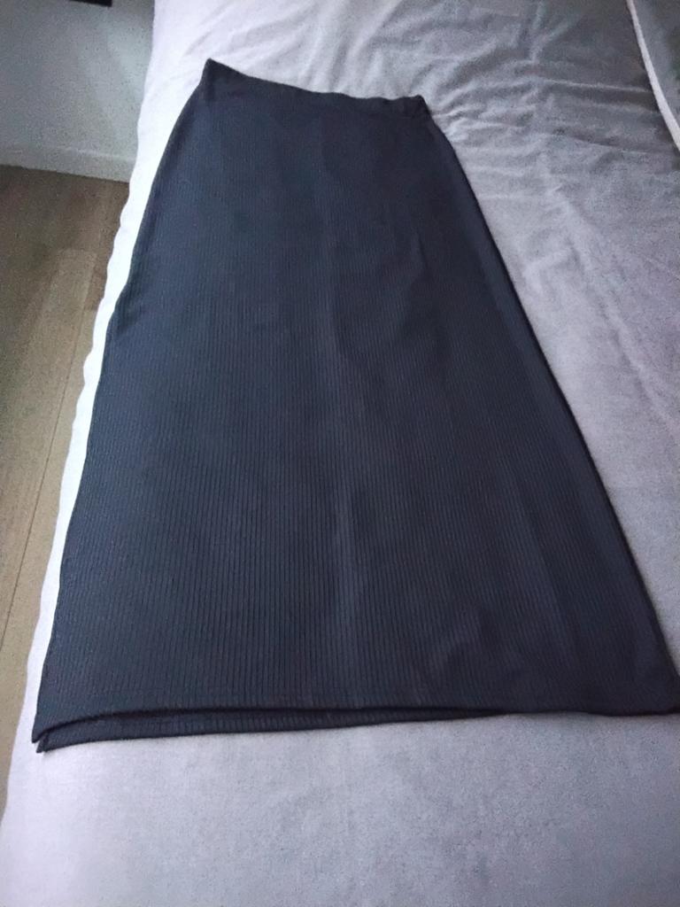Diepzwarte lange rok met split, maat 38, Shein, zgan, Kleding | Dames, Rokken, Zwart, Zo goed als nieuw, Onder de knie, Ophalen