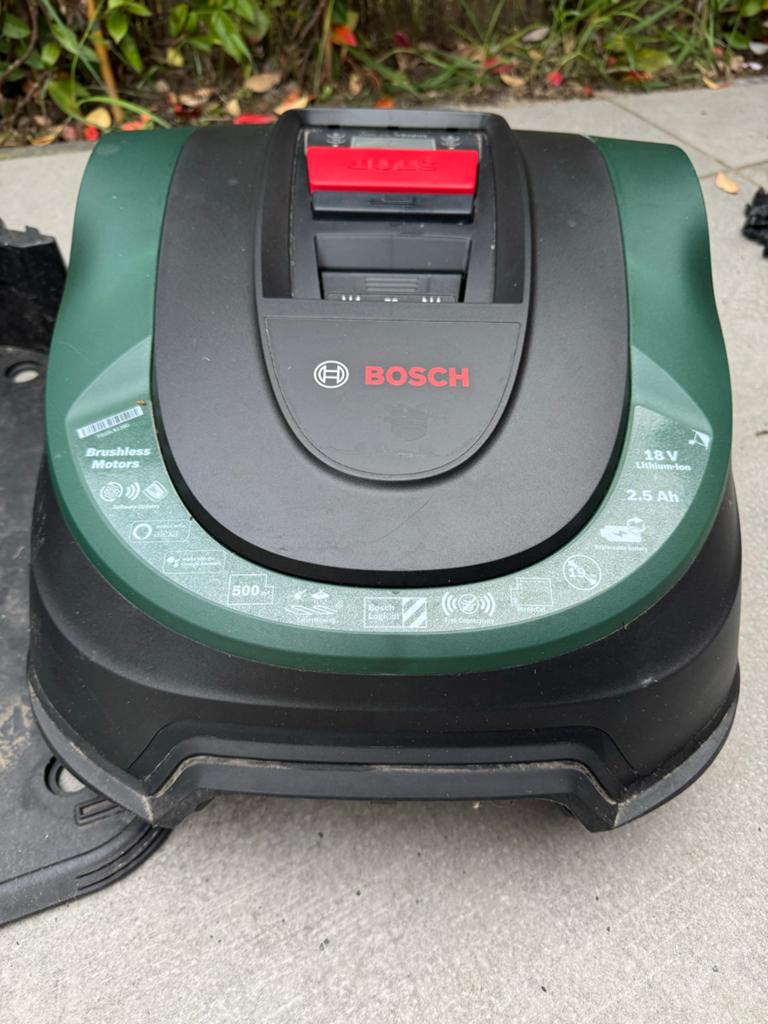 Complete Bosch Indego S500+ Robotmaaier– Inclusief Garage, Ophalen, Cirkelmaaier, Accu-grasmaaier, Zo goed als nieuw