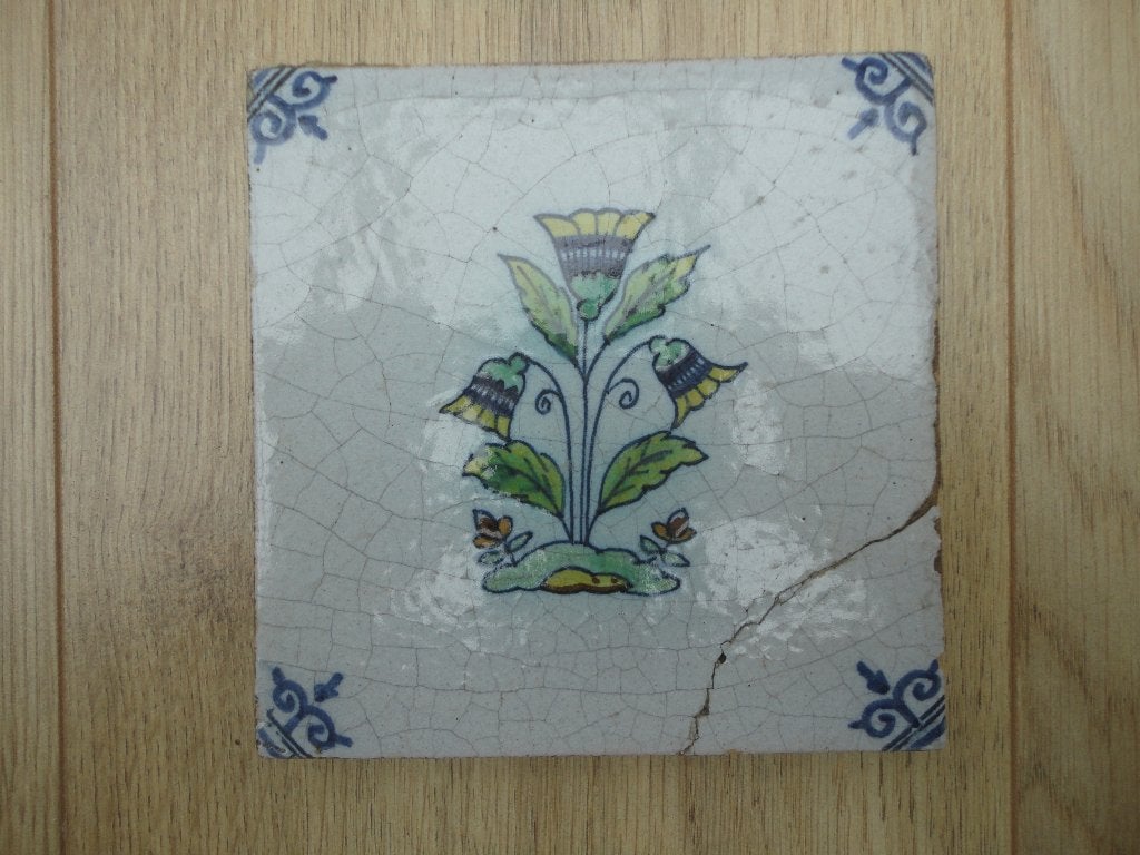 Mooie oude wandtegel met afbeelding van een bloem, Ophalen of Verzenden