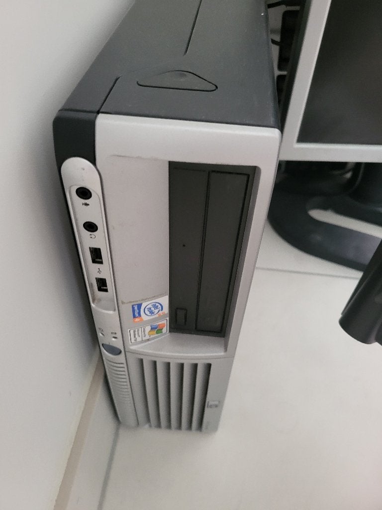 Oude pc met twee verschillende schermen en toetsenbord, Computers en Software, Ophalen, Gebruikt, Onbekend