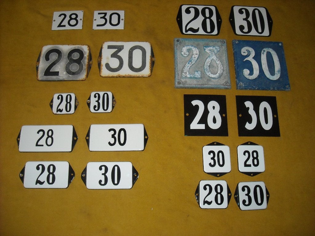 oud emaille huisnummer 28 en 30 ook 29 31 32 33 34 35 36 37, Antiek en Kunst, Ophalen of Verzenden