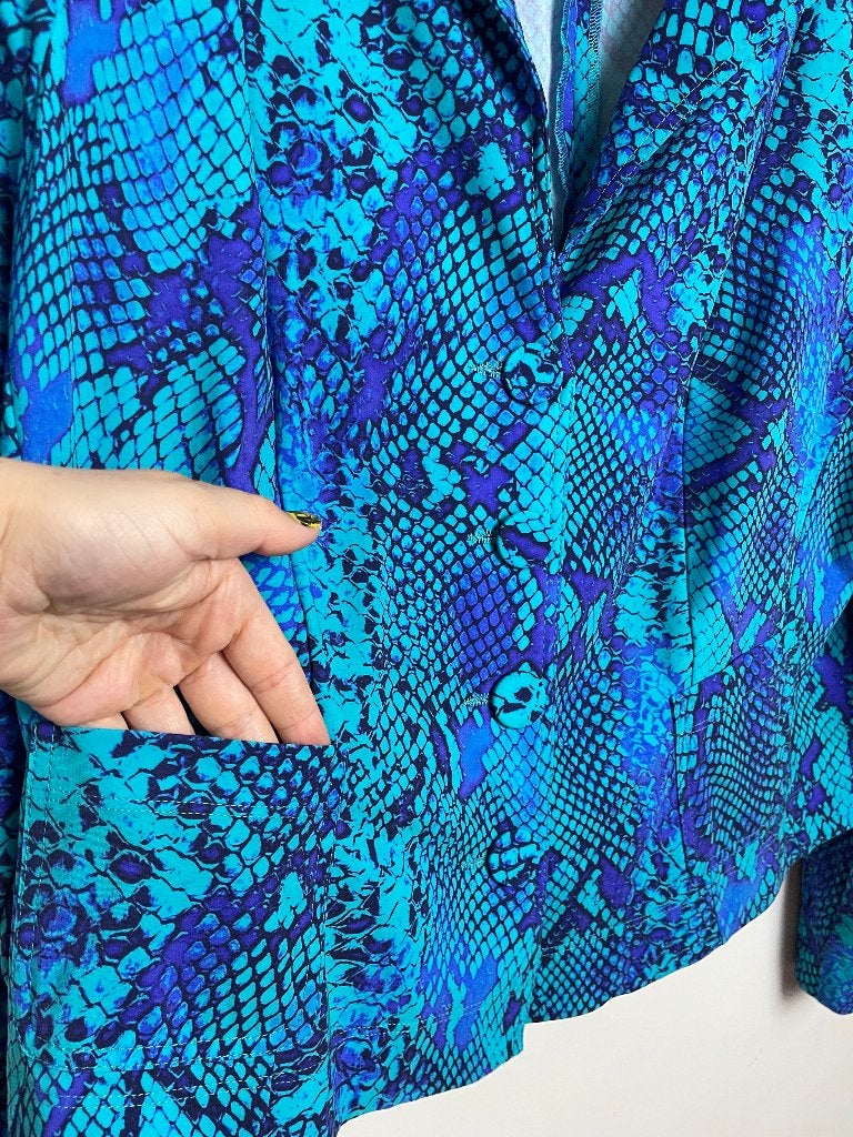 MOQ blazer maat 48 snake slangenprint travelstof jersey, Kleding | Dames, MOQ shop, Info@moqshop.nl, Blauw, Maat 46/48 (XL) of groter