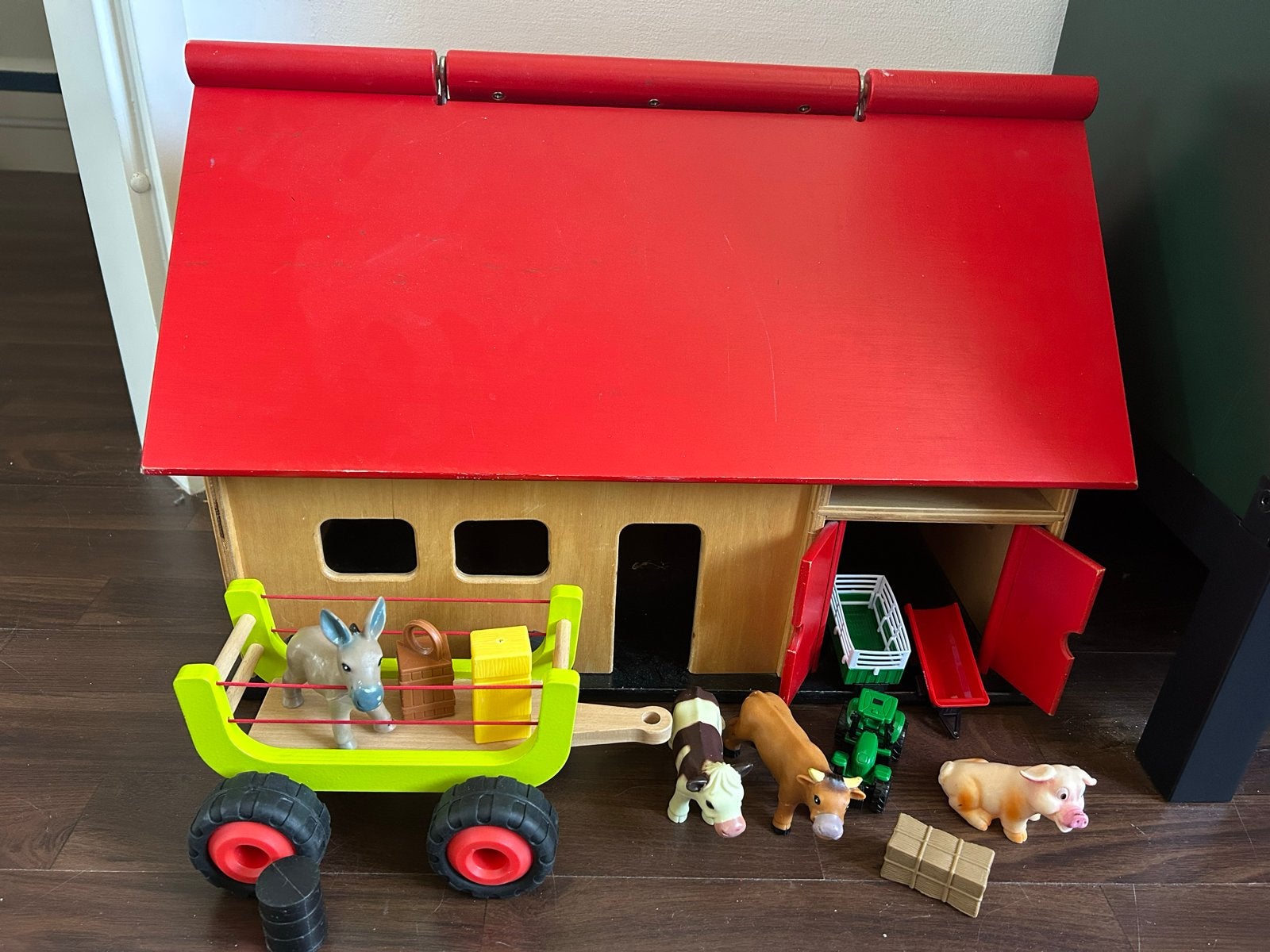 Houten boerderij met dieren en Goki aanhanger kar, Ophalen of Verzenden, Zo goed als nieuw