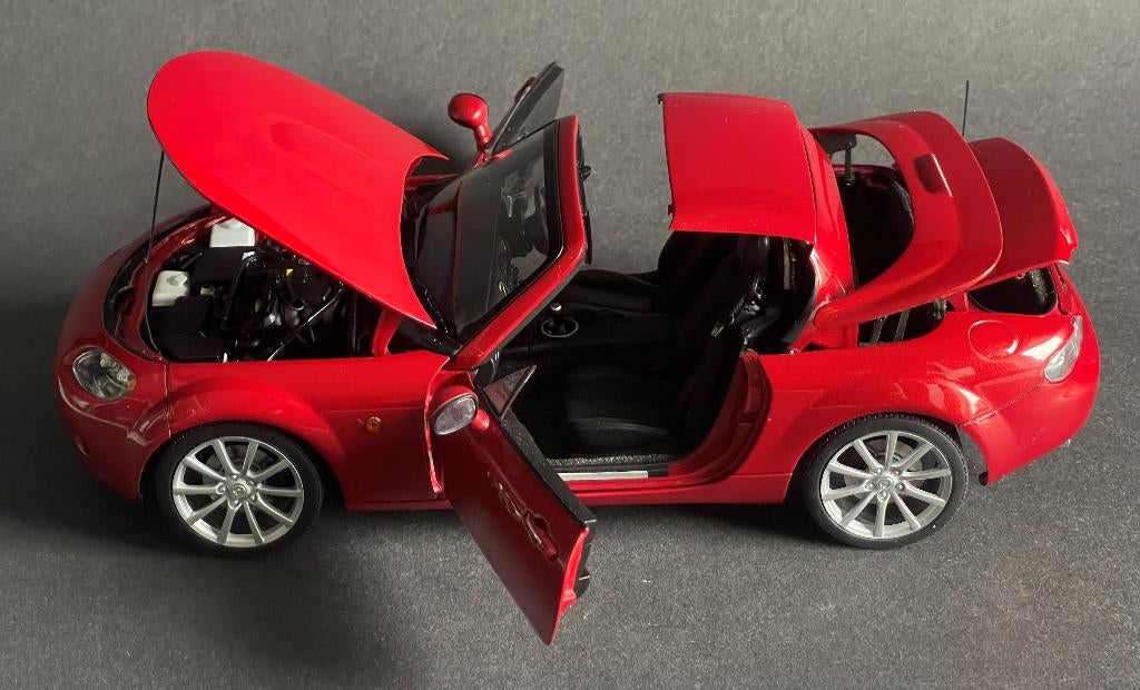 Autoart - Mazda MX-5 Roadster Inklapbaar Hardtopdak, Hobby en Vrije tijd, Modelauto's | 1:18, Zo goed als nieuw, Auto, Autoart