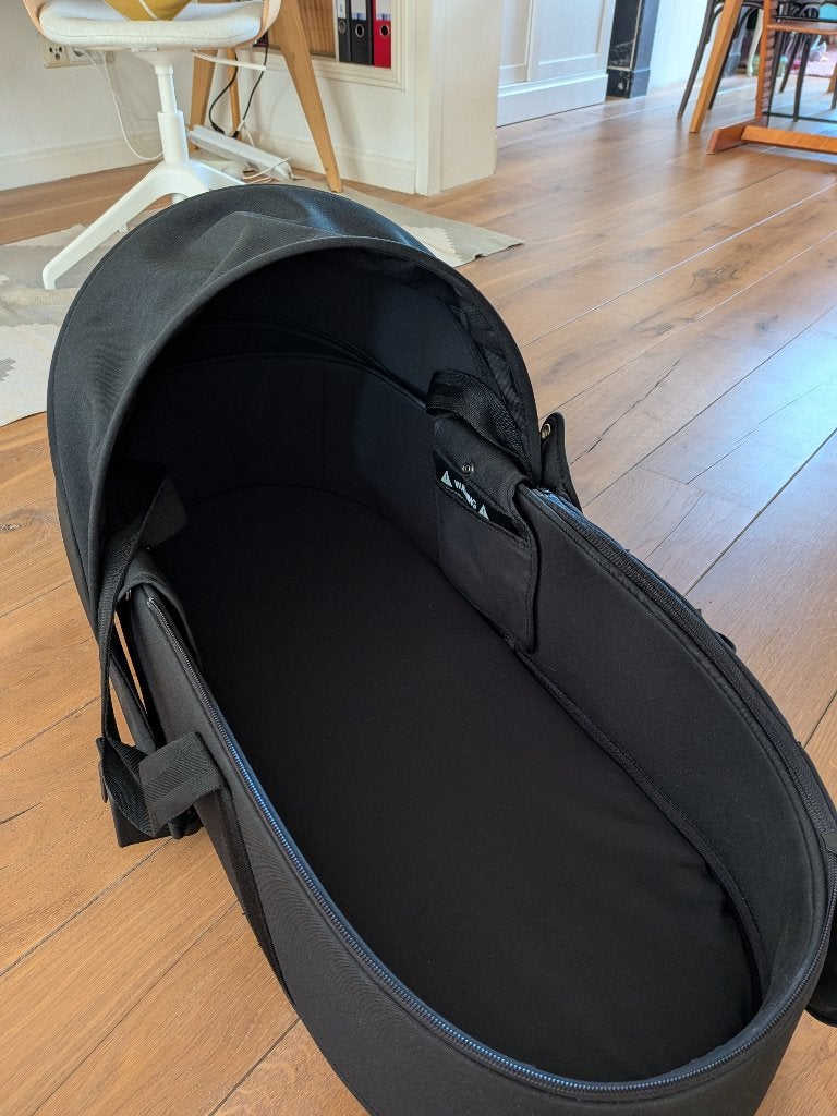 Stokke YOYO³ reiswieg zwart + adapters + raincover, Kinderen en Baby's, Ophalen, Zo goed als nieuw, Regenhoes