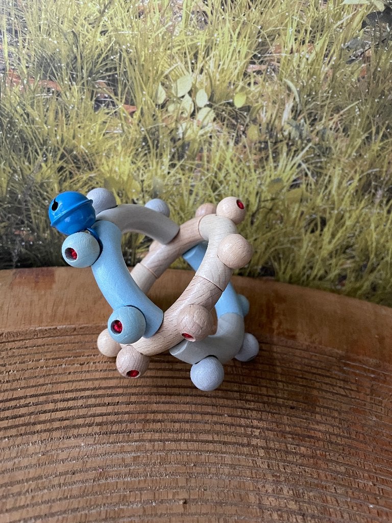 Houten rammelaar bol blauw Hess, Kinderen en Baby's, Speelgoed | Babyspeelgoed, Nieuw, Rammelaar, Ophalen of Verzenden