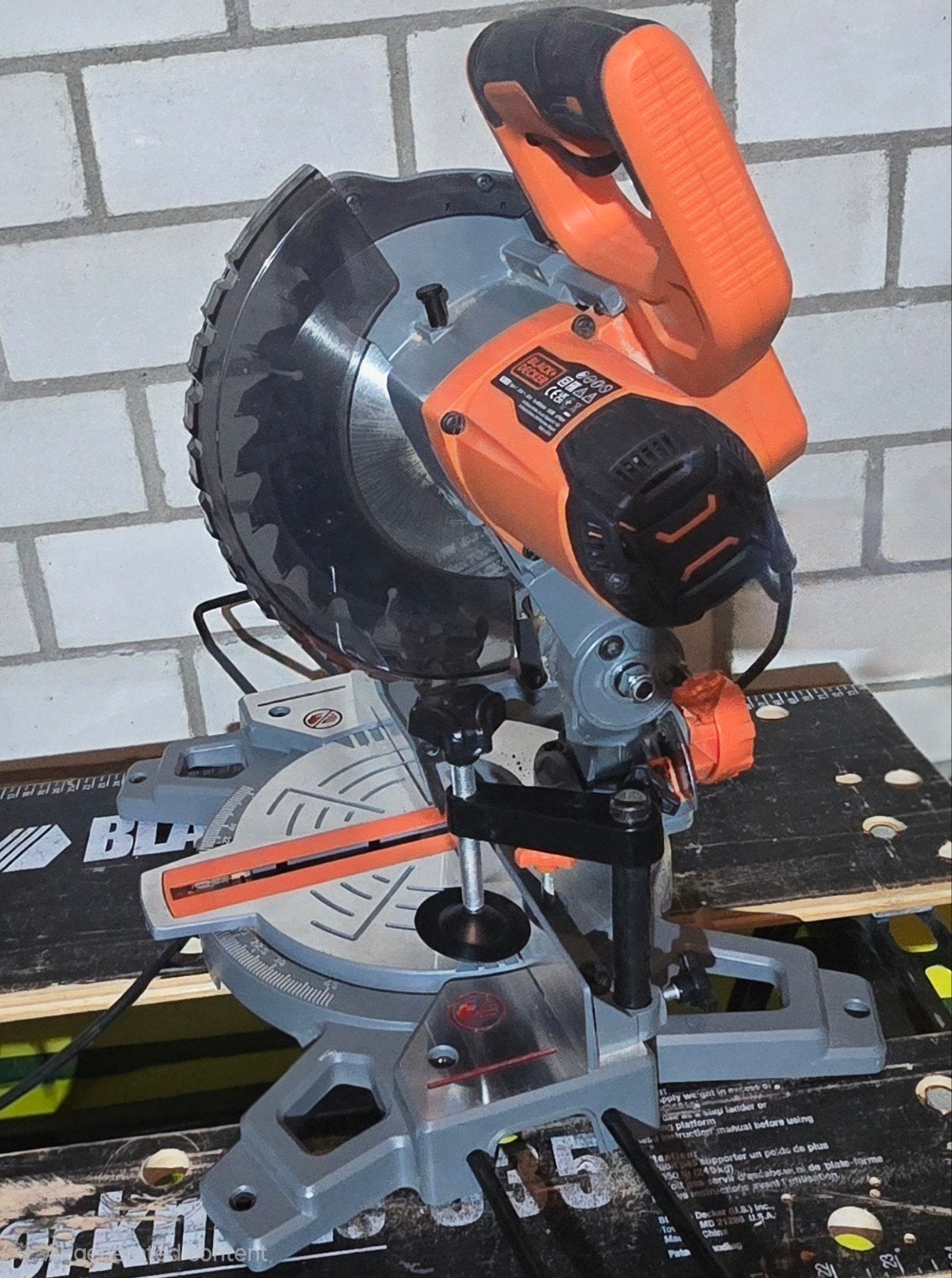 Black+Decker Afkortzaag BES700 - 1500W, 216mm zaagblad, 70 mm of meer, Black+Decker, Ophalen of Verzenden, Afkortzaag