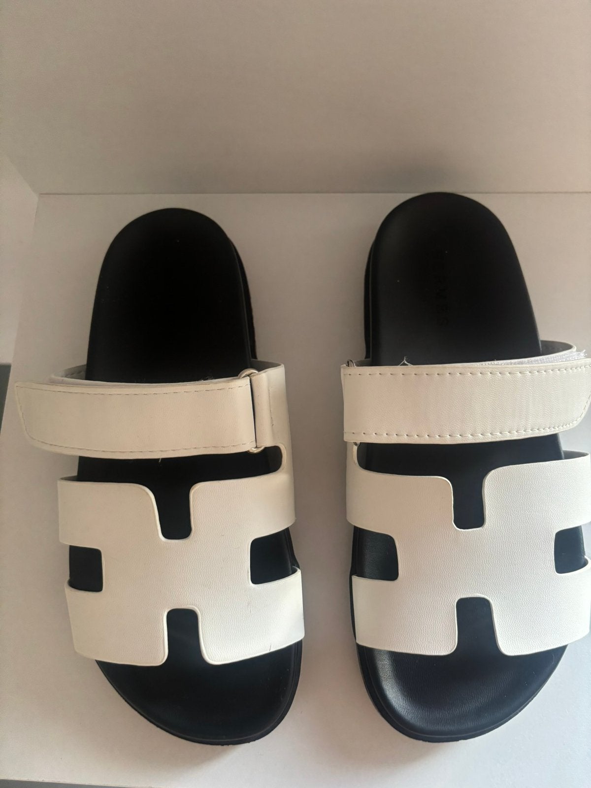 1:1 hermes slippers, Kinderen en Baby's, Babykleding | Schoentjes en Sokjes, Ophalen of Verzenden, Zo goed als nieuw, Meisje, Overige typen