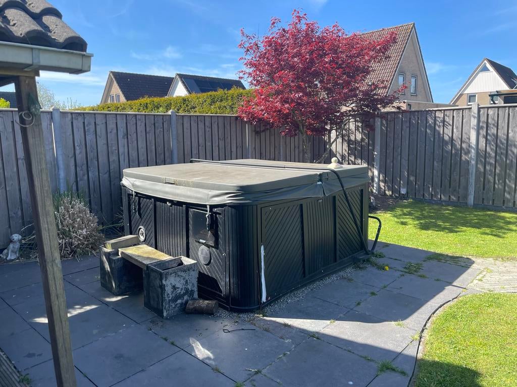 Gratis af te halen: Ruime 6-persoons jacuzzi, Ophalen, Gebruikt, Vast