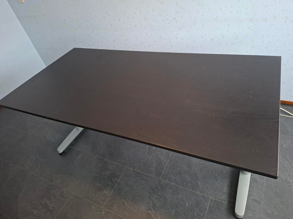 Bureau met bruin blad en metaal onderstel, Ophalen, In hoogte verstelbaar, Zo goed als nieuw