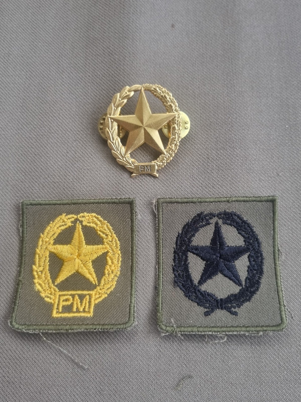 pinspeld en patches schutter 1ste klasse pistool mitrailleur, Ophalen of Verzenden, Landmacht, Nederland, Embleem of Badge