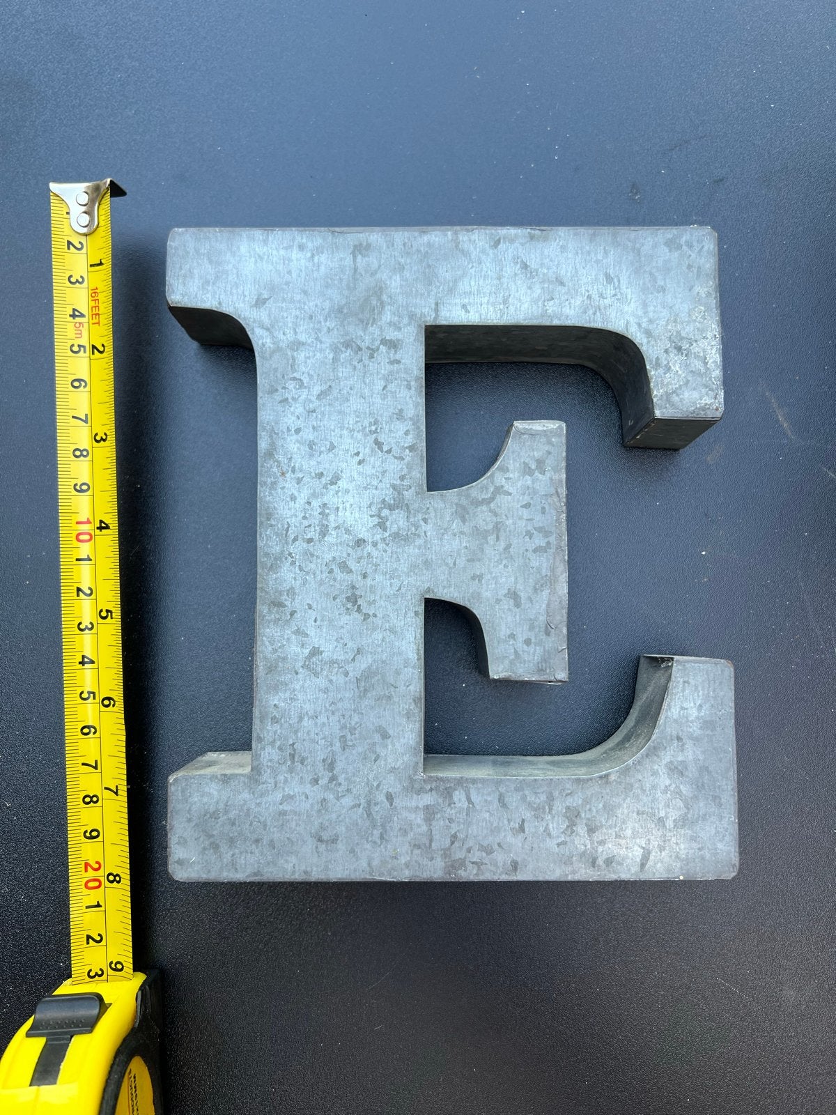 Metalen letter E - Industrieel decoratiestuk, Gebruikt, Ophalen of Verzenden, Metaal, Grijs