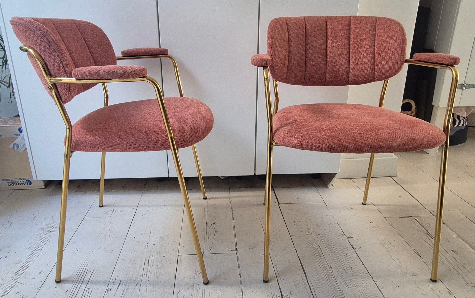 2 roze stoelen met gouden onderstel eetkamerstoel eetkamer, Huis en Inrichting, Stoelen, Ophalen, Twee, Overige kleuren, Zo goed als nieuw