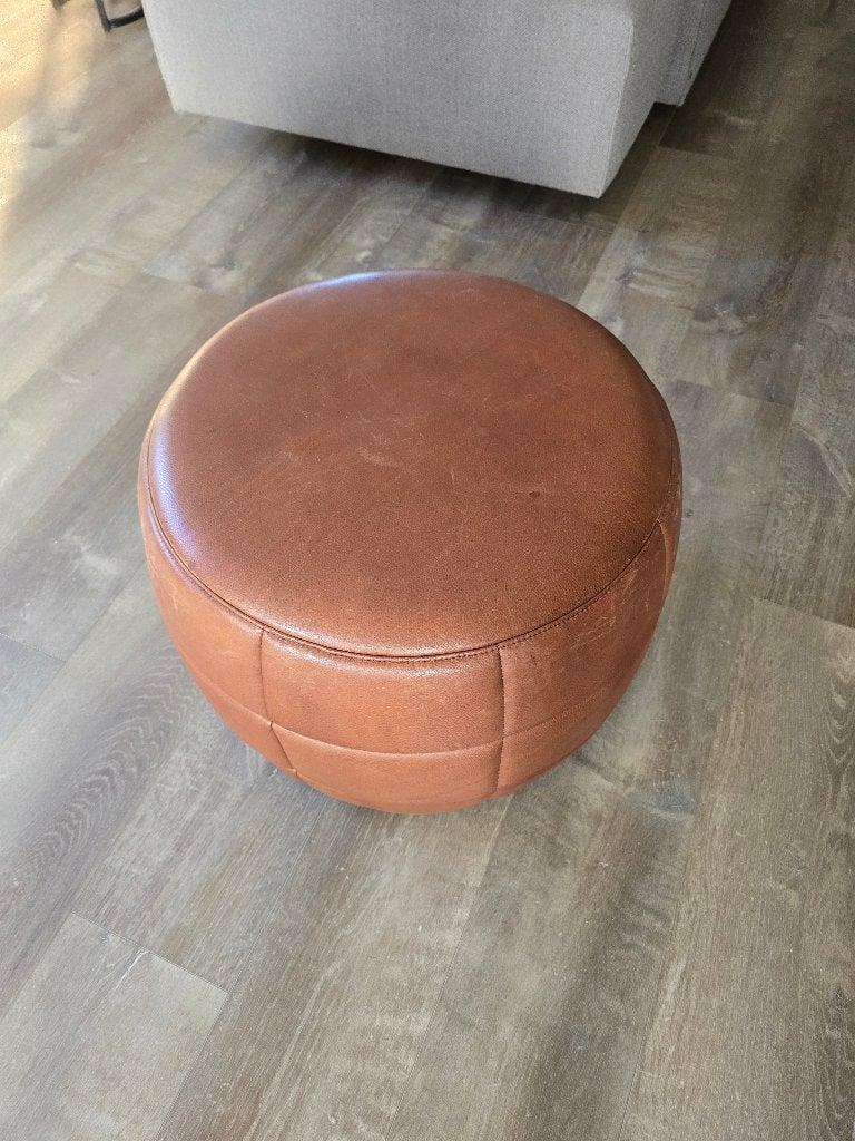 Poef: leder cera canyon Cognac kleur, Ophalen, Minder dan 50 cm, Rond, Zo goed als nieuw