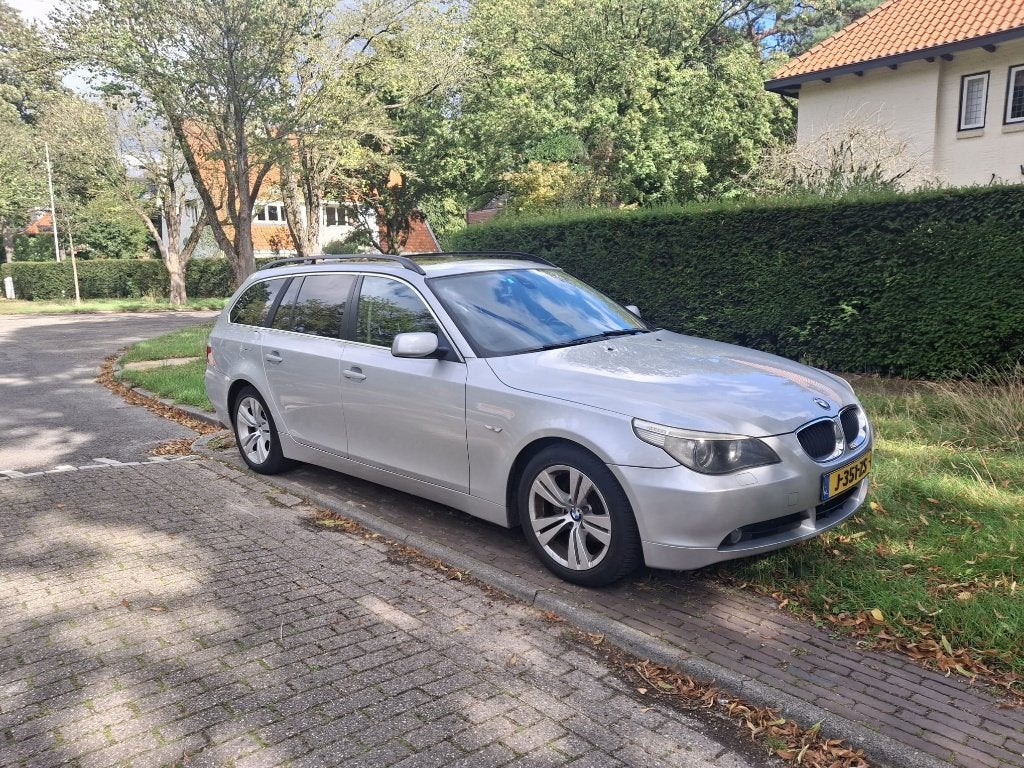 BMW 5 touring 2004 - E61 - handgeschakeld - youngtimer, Achterwielaandrijving, 1800 kg, Zwart, Leder